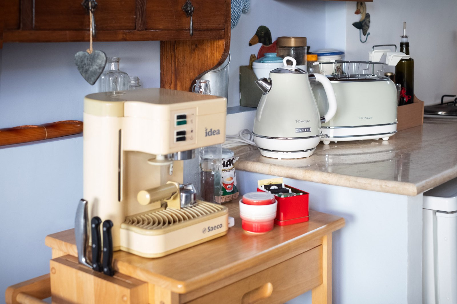 cucina con macchina del caffe, tostapane e bollitore